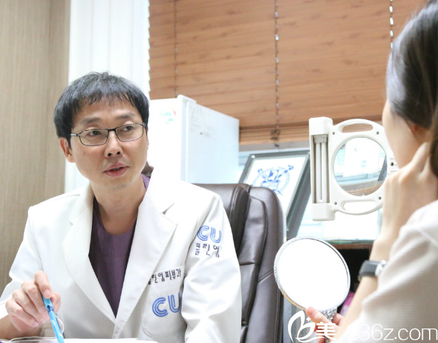 金羲重院長(zhǎng)面診愛美者