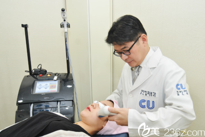 吳定埈院長施術中 吳定埈院長施術中