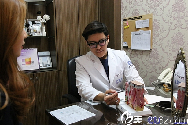 李承宰院長(zhǎng)面診