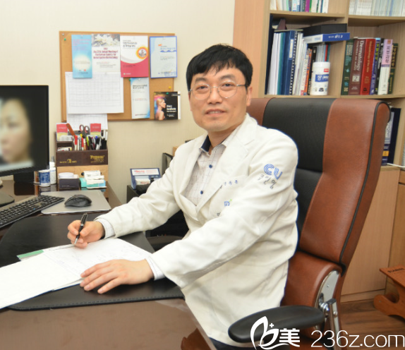 辛鐘勳院長(zhǎng)辦公中