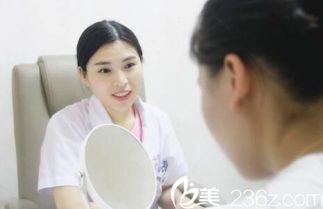 整形醫(yī)院院長黃普利給顧客面診 整形醫(yī)院院長黃普利給顧客面診