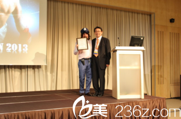 黃院長獲獎合影 黃院長獲獎合影