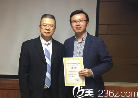 東莞美立方鄭志敏醫(yī)生參加學(xué)術(shù)論壇合影 東莞美立方鄭志敏醫(yī)生參加學(xué)術(shù)論壇合影