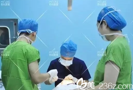 尹飛主任雙眼皮手術(shù)過程中