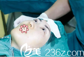 鄭潤(rùn)載院長(zhǎng)剛給我手術(shù)完