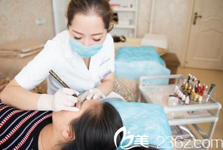 黃星給顧客紋繡中 黃星給顧客紋繡中