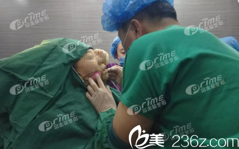 方院長手術(shù)中