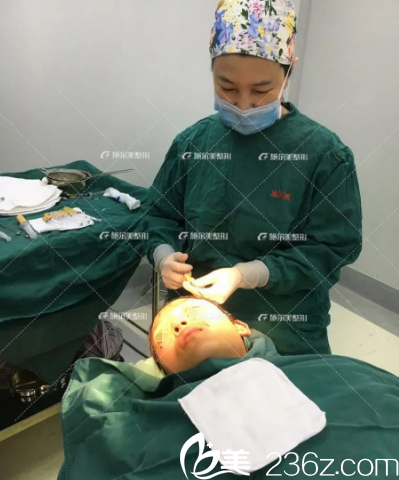李彤彤醫(yī)生脂肪填充手術中 李彤彤醫(yī)生脂肪填充手術中