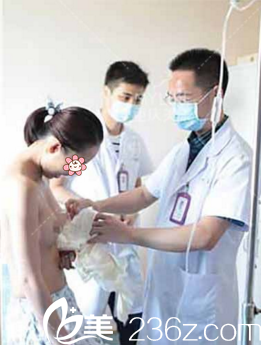 何林醫(yī)生給我手術(shù)當(dāng)天 何林醫(yī)生給我手術(shù)當(dāng)天