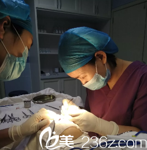 姜際珠醫(yī)生給我做全切雙眼皮開內(nèi)眼角手術(shù)中