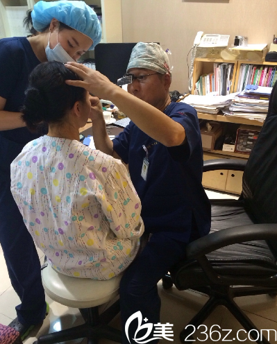 樸正日院長面診中