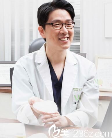 W整形外科江南店代表院長吳赫守