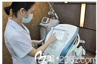 光子嫩膚術(shù)前調(diào)試設(shè)備參數(shù)