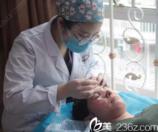 廣州壹加壹整形醫(yī)院的護士幫我換藥 廣州壹加壹整形醫(yī)院的護士幫我換藥