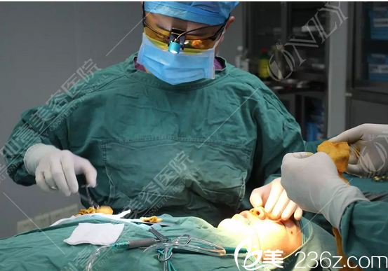 廣州壹加壹李明主任隆鼻手術(shù)現(xiàn)場圖 廣州壹加壹李明主任隆鼻手術(shù)現(xiàn)場圖