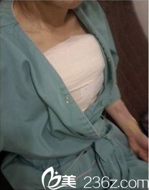 剛做完假體隆胸術后 剛做完假體隆胸術后