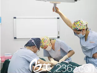 雙眼皮手術(shù)過(guò)程中的黃名斗醫(yī)生 雙眼皮手術(shù)過(guò)程中的黃名斗醫(yī)生