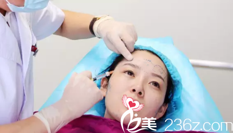 注射玻尿酸過程中