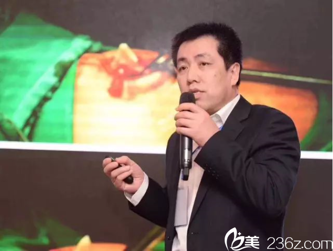 梁曉健專注演講中 梁曉健專注演講中