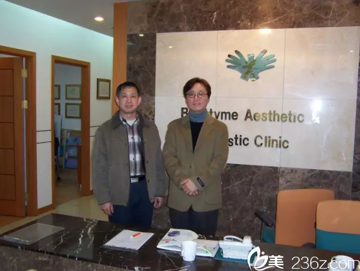 與韓國(guó)美容醫(yī)生金獻(xiàn)俊合影 與韓國(guó)美容醫(yī)生金獻(xiàn)俊合影