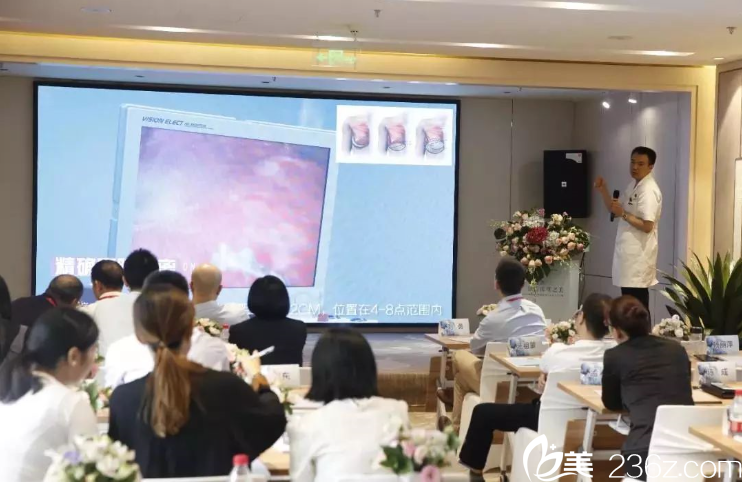 趙敬國(guó)為醫(yī)師們講解胸部整形知識(shí)