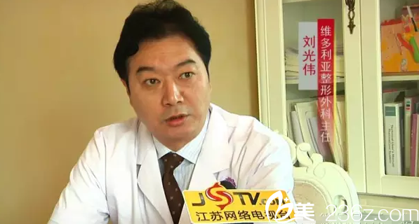 接受采訪的劉光偉醫(yī)生 接受采訪的劉光偉醫(yī)生