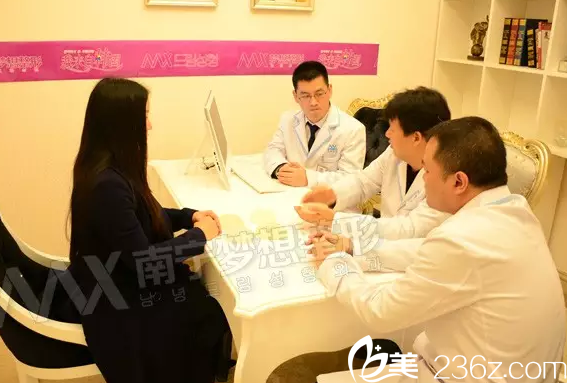 在南寧夢想做假體隆胸手術(shù)前面診 在南寧夢想做假體隆胸手術(shù)前面診