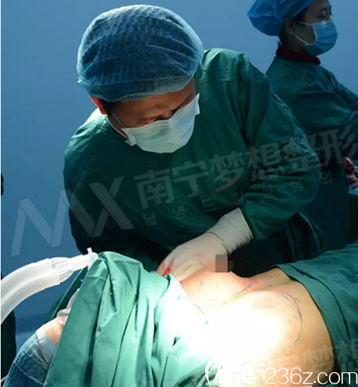 在南寧夢想做假體隆胸手術(shù)中置放假體 在南寧夢想做假體隆胸手術(shù)中置放假體