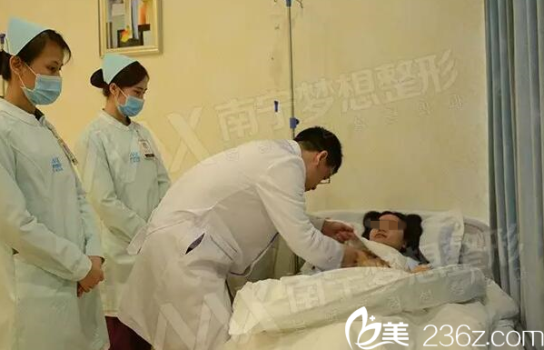 在南寧夢想做假體隆胸手術(shù)后拆線 在南寧夢想做假體隆胸手術(shù)后拆線