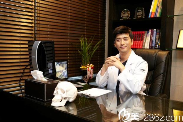 金智勛院長(zhǎng)辦公中