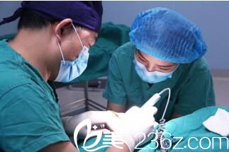 發(fā)際線移植手術中 發(fā)際線移植手術中