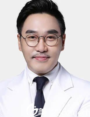 韓國然美之整形外科醫(yī)院閔熙俊院長照片