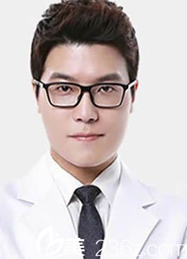 韓國然美之整形外科醫(yī)院李東勛院長照片