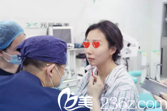 陳軍院長(zhǎng)為小英進(jìn)行術(shù)前設(shè)計(jì)