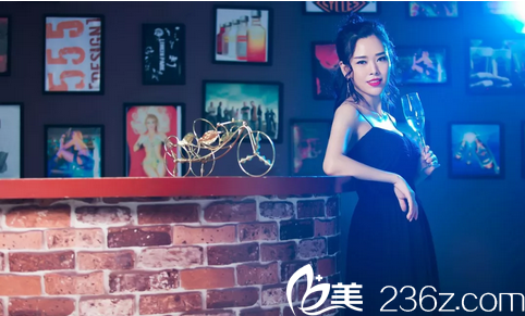 找深圳雅涵高山做完隆胸術(shù)后寫真