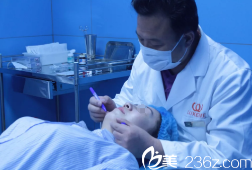 注射玻尿酸豐下巴過程中