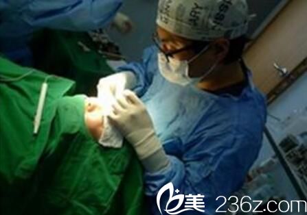 金秉哲院長進(jìn)行雙眼皮手術(shù)中 金秉哲院長進(jìn)行雙眼皮手術(shù)中