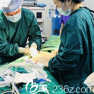 內(nèi)窺鏡假體隆胸手術(shù)中 內(nèi)窺鏡假體隆胸手術(shù)中
