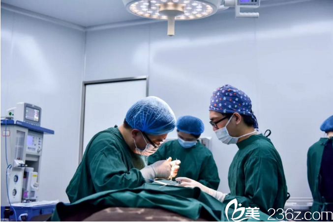 手術(shù)中的李劍醫(yī)生