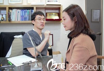 李珉仕院長給我面診中 李珉仕院長給我面診中