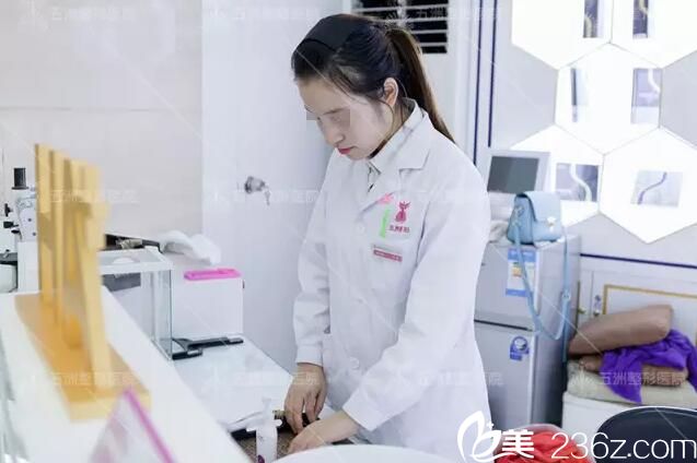 拆線后不甘寂寞立馬投身工作 拆線后不甘寂寞立馬投身工作