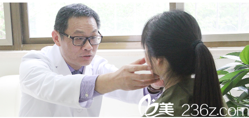 面診中的章宏偉院長 面診中的章宏偉院長