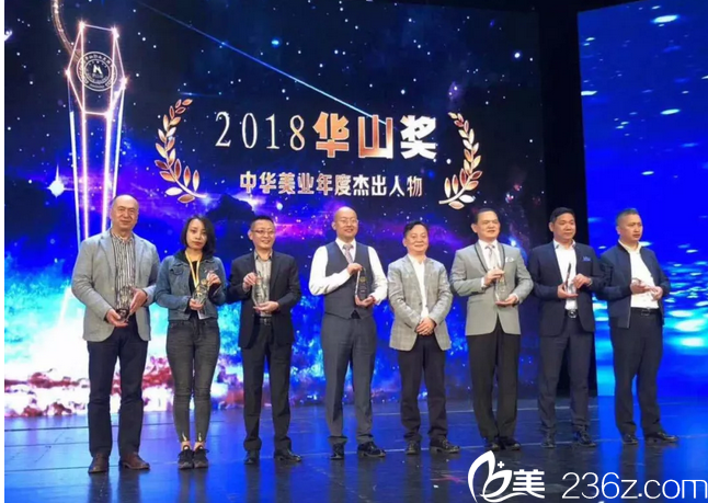 <!--<i data=20240703-sp></i>-->吳迪院長(zhǎng)領(lǐng)取獎(jiǎng)項(xiàng)（右四）