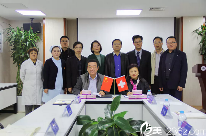 瑞妍茗醫(yī)與歐鑫達(dá)合作協(xié)議參會(huì)人員合照