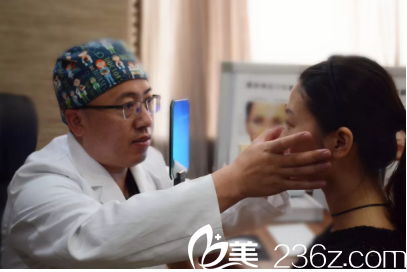 醫(yī)生面診時候的照片