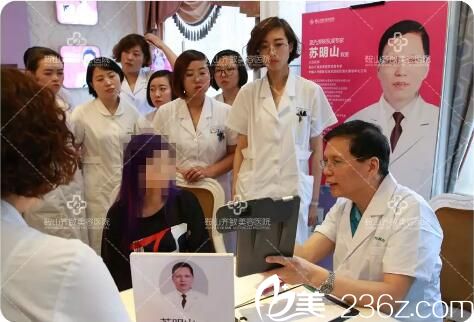 蘇明山為顧客做祛斑咨詢