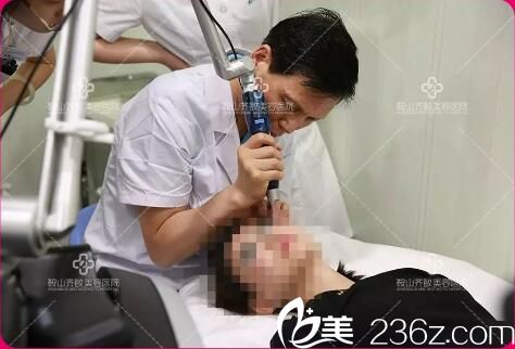 蘇明山為顧客做祛斑治療