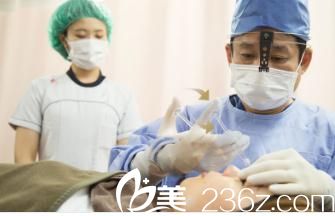 醫(yī)生注射玻尿酸