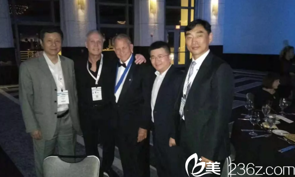 楊大平與其他醫(yī)生合照