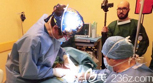 醫(yī)生進(jìn)行手術(shù)